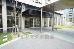 エントランスの自動ドアと出入り口に段差のないバリアフリー対応です。きれいに保たれたエントランスが安らぎに満ちた暮らしへ誘います。