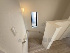 小さなお子様やご高齢の方でも安心できる、手すり付き階段。段差も低めで設定されており、安全性にも優れています。