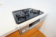 3種類の料理が同時に調理できる、3口ガスコンロ。忙しい夕食の支度時間が短縮できて効率よくお料理が楽しめます。