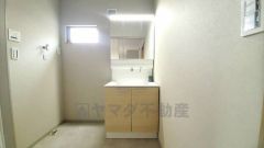 三面鏡裏収納付き洗面化粧台です＾＾ 鏡の裏に歯磨きセットやスキンケア用品などの収納できて便利ですね＾＾