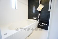 1日の疲れを癒すくつろぎのバスルーム。足を伸ばしてもゆったりと入れるサイズです。お子様と一緒にお風呂に入っても狭くないですね^^