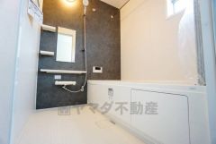 1日の疲れを癒すくつろぎのバスルーム。足を伸ばしてもゆったりと入れるサイズです。お子様と一緒にお風呂に入っても狭くないですね^^