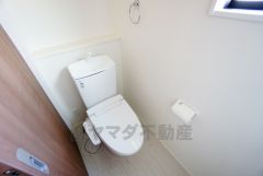 温水洗浄機付トイレです。節水機能もあるので、安心して使えますね。もちろん、1階2階の2ヶ所にトイレがあるので、忙しい朝にもゆとりができますね。