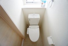 同仕様写真。温水洗浄機付トイレです。節水機能もあるので、安心して使えますね。もちろん、1階2階の2ヶ所にトイレがあるので、忙しい朝にもゆとりができますね。
