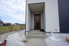 家の顔となる玄関扉がかっこいいと、たくさんの人を招き入れたくなりますね＾＾ 奥まって設置されており、雨にも濡れにくくなっています。