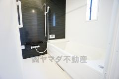 1日の疲れを癒すくつろぎのバスルーム。足を伸ばしてもゆったりと入れるサイズです。お子様と一緒にお風呂に入っても狭くないですね^^