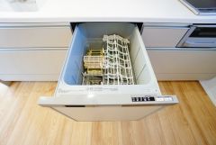 食事の後の手間を解消する食器洗い乾燥機付。冬場の洗い物で手荒れの悩みもなくなります。手洗いよりも節約できて便利。