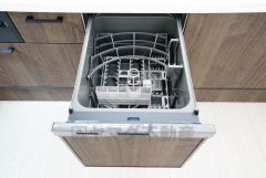 食事の後の手間を解消する食器洗い乾燥機付。冬場の洗い物で手荒れの悩みもなくなります。