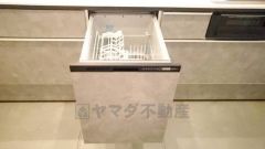 食後の時間にゆとりを与えてくれる食器洗い乾燥機。操作ボタンも上面にあるので、腰をかがめずに操作が楽々。