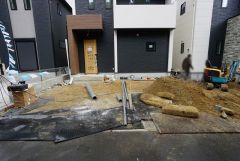 駐車スペースはゆとりある2台分を確保。マイカー用に、お客さま用に、余裕を持ってご利用いただけます。