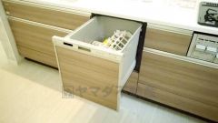 食事の後の手間を解消する食器洗い乾燥機付。冬場の洗い物で手荒れの悩みもなくなります。手洗いよりも節約できて便利。