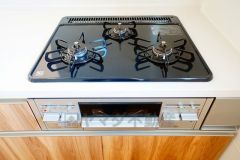 複数の調理を一度に行うことができる3口コンロ。効率よくお料理が出来ます。毎日のお料理も楽しくなりますね＾＾