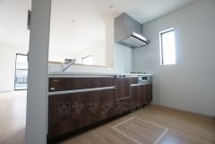 同仕様写真。リビングにいるお子様を見守りながらお料理ができる対面キッチン。カウンタートップの汚れもサッと拭き取ることができ、お掃除ラクラク＾＾