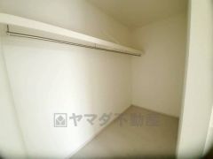 季節物の衣類もスッキリ収納できるウォークインクローゼット。クローゼット内で洋服のコーディネートから着替えまで中で出来るので、部屋が散らかりにくいです。