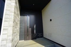 家の顔となる玄関扉がかっこいいと、たくさんの人を招き入れたくなりますね＾＾奥まって設置されており、雨にも濡れにくくなっています。