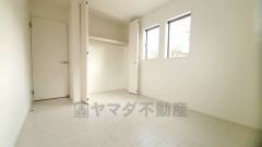 住む人のこだわりを活かす洋室。日当たりがよく、寝室としての利用もおすすめ。広めのクローゼットには荷物をすっきり片付けられ、ゆとりのある暮らしが出来ます＾＾