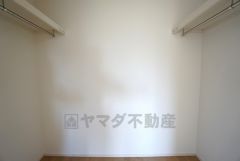 同仕様写真。季節物の衣類もスッキリ収納できるウォークインクローゼット。クローゼット内で洋服のコーディネートから着替えまで中で出来るので、部屋が散らかりにくいです。