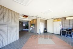 エントランス内に管理人室があると、不審者の侵入防止につながります。さらにオートロック付きで、防犯性アップ。