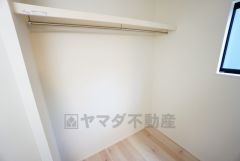 洗面台横にハンガーパイプ付きのスペースがございます＾＾室内物干し用やコート掛け等に重宝しそうですね＾＾