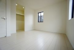 同仕様写真。主寝室としてお使いいただけそうなこちらのお部屋は、日当たりが良く、爽やかな風を感じて起きる朝は、快適生活の始まりに。