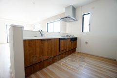 リビングやダイニングからキッチン周りが丸見えにならない対面式キッチン。テレビ鑑賞や家族との対話がしやすく、ご家族の温かい時間を演出します。