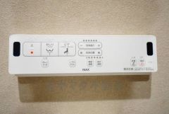 温水、暖房、ウォシュレット付の高機能トイレです。