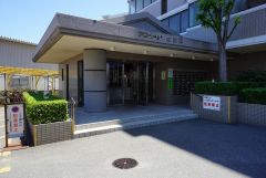 エントランスは道路から奥まった位置にあり、防犯性に配慮した動線となっています。落ち着いた雰囲気のアプローチが魅力です＾＾