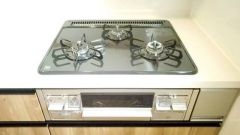 複数の調理を一度に行うことができる3口コンロ。効率よくお料理が出来ます。毎日のお料理も楽しくなりますね＾＾