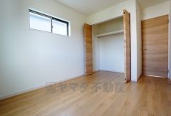 同仕様写真。暖かい日差しが差し込む洋室。たっぷり収納できるクローゼット付きでお部屋の中をすっきりと快適に保てます。