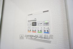 浴室暖房乾燥機付き。天候に左右されず、いつでも好きなときに洗濯物を干せるので、仕事や家事で忙しい方に重宝します。