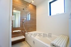 1日の疲れを癒すくつろぎのバスルーム。足を伸ばしてもゆったりと入れるサイズです。お子様と一緒にお風呂に入っても狭くないですね^^