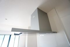 お手入れが簡単なスリム型レンジフードです。調理により発生する油煙や臭いを吸い込み、屋外へ排気してくれます。