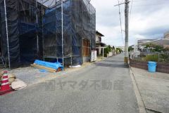 現地（2025年8月5日）撮影。大型車の通行が少なく、騒音や振動が少ないので静かで快適な生活を送れます。