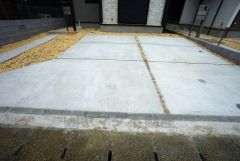駐車スペースはゆとりある2台分を確保。マイカー用に、お客さま用に、余裕を持ってご利用いただけます。