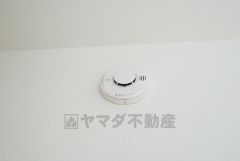 火災発生をいち早く知らせてくれる火災報知器は標準装備です。