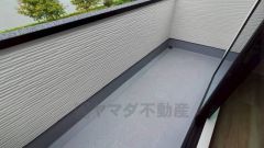 陽当たりの良いバルコニーです。お洗濯やお布団干しはもちろん、日光浴スペースにも。足元は防水工事施工済です。