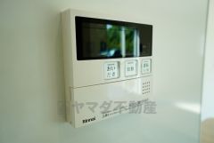 キッチン横からお湯張り、追い炊き、足し湯がボタン一つで楽々操作できる給湯機リモコンです。忙しい夕飯準備の時間帯に重宝しますね。