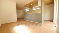 大きな窓のあるリビングは、陽光あふれる明るい空間です。居心地良く、ご家族皆がゆったり寛げる憩いの空間となりそうです。