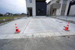 3台まで並列駐車できるので、急な来客時やお子様が成人して車を所有するようになっても安心です。