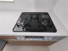 複数の調理を一度に行うことができる3口コンロ。効率よくお料理が出来ます。毎日のお料理も楽しくなりますね＾＾