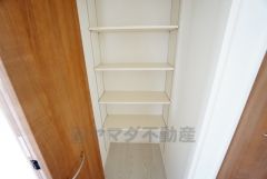 食品や飲料、調理器具を収納できるパントリー付き。週末に買いだめした食料を楽々収納できます。