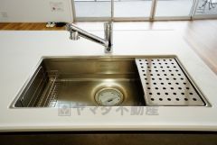 広々とした凸型シンクに洗剤ポケットを標準装備。大きなお鍋など洗いやすいです。