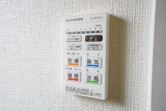 浴室暖房乾燥機付き＾＾梅雨の時期や花粉、PM2.5が酷いときなどの洗濯を干すのに重宝しそうですね＾＾
