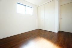 暖かい日差しが差し込む洋室。たっぷり収納できるクローゼット付きでお部屋の中をすっきりと快適に保てます。