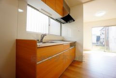 部屋の端に位置する壁付けキッチンは、デッドスペースができにくく、リビング・ダイニングを無駄なく広く活用できます。