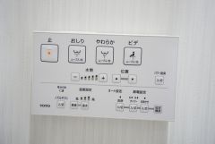壁リモコンタイプのウォシュレット付き。