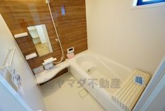 同仕様写真。1日の疲れを癒すくつろぎのバスルーム。足を伸ばしてもゆったりと入れるサイズです。お子様と一緒にお風呂に入っても狭くないですね^^