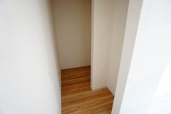 収納力豊富なウォークインクローゼット。洋服や小物などを1箇所にまとめて美しい収納を実現します。スーツケースのような大型の荷物も置けます＾＾
