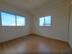 2面採光を確保した明るい室内は、風通しも良く、大変居心地の良い空間となっております。爽やかな風を感じて起きる朝は、快適生活の始まりに。