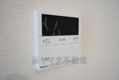 キッチン横からボタンひとつで操作が楽々。通話ボタン付きでお子様とも会話ができて安心です。